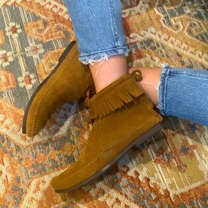 Minnetonka ankle moccasins size 6.5